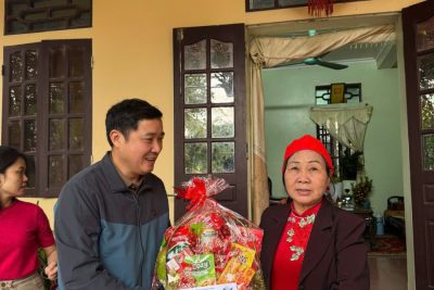 Công đoàn, nhà trường thăm chúc thọ thân nhân cán bộ, giáo viên xuân Ất Tỵ, 2025