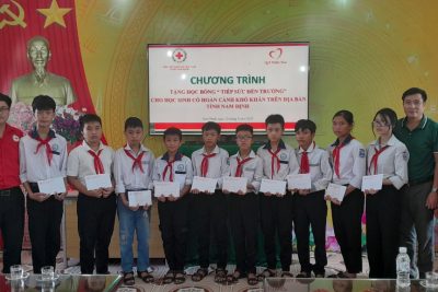 Hội Chữ thập đỏ tỉnh Nam Đinh, Quĩ Thiện tâm, tập đoàn Vingruop trao học học tiếp sức đến trường cho học sinh