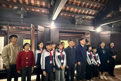 Dâng hương kỷ niệm 119 năm Ngày sinh Tổng Bí thư Trường Chinh